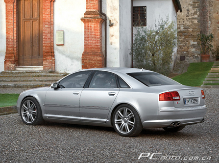 W Audi S8 DƬ D 